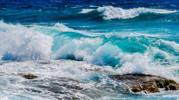 ocean waves crashing on the shore